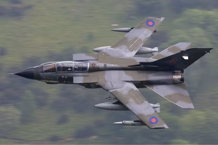 Panavia Tornado là máy bay ném bom chiến đấu hai phi công điều khiển, được sản xuất bởi sự hợp tác giữa 3 quốc gia: Anh, Đức và Italy. Máy bay chiến đấu này có 3 phiên bản sau: tiêm kích Tornado IDS (Interdictor/Strike), đánh chặn Tornado ADV (Air Defense Variant) và ném bom/do thám tàng hình Tornado ECR (Electronic Combat/Reconaissance). (Ảnh Royal Air Force)