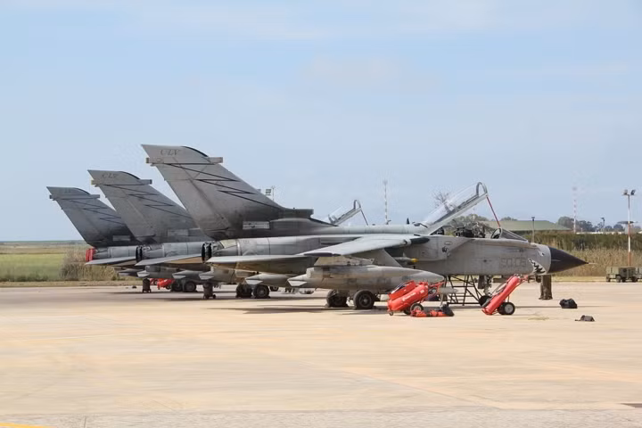 Khả năng mang bom, Tornado GR4 mang tổng cộng 5 bom có điều khiển Paveway IV (230kg/quả) hoặc 3 bom Paveway II (454kg/quả) hoặc 2 bom Paeway III (loại 1 tấn) hoặc loại bom chuyên phá đường băng JP233 và MW-1. Nó cũng có khả năng mang đến 4 bom hạt nhân B61 hoặc WE.177. (Ảnh Wikipedia)