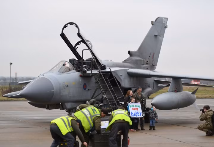 Tornado GR4 là biến thể máy bay ném bom được phát triển bởi liên doanh Panavia Aircraft GmbH từ những năm 1970. Tornado GR4 từng là máy bay ném bom chiến thuật chủ lực của Không quân Hoàng gia Anh. Nó có khả năng mang tối đa 6 tên lửa đối đất AGM-65 Maverick hoặc 12 tên lửa chống tăng Brimstone hoặc 9 tên lửa chống radar ALARAM. Ngoài ra, nó có thể mang tên lửa không đối không AIM-9 hoặc AIM-132 để tự vệ. (Ảnh Royal Air Force)