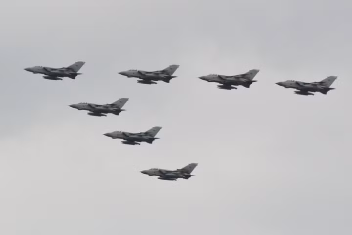 Sau khi Tornado được cho phép xuất khẩu, việc tìm kiếm khách hàng chính thức được triển khai nhưng chỉ có Saudi Arabia là khách hàng duy nhất sở hữu loại máy bay này. Oman cũng đã cam kết mua Tornado nhưng đã hủy đơn đặt hàng vào năm 1990 do những khó khăn về tài chính của quốc gia này. (Ảnh Royal Air Force)