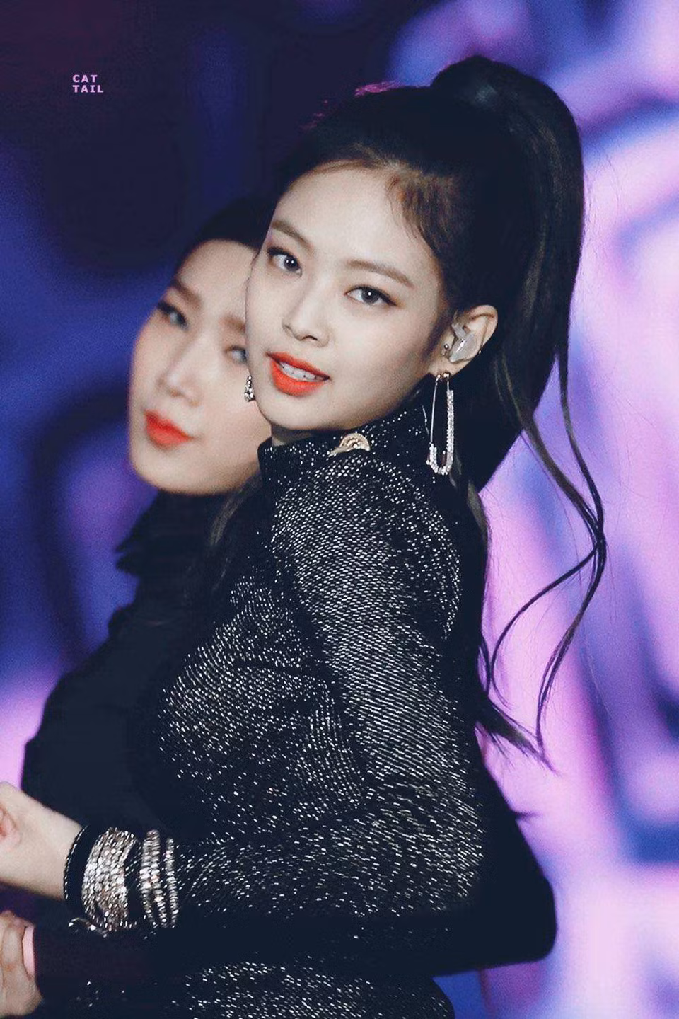 Trong khi đó, Jennie được công ty nâng đỡ nhiều nhất. Cô không quá xinh đẹp nhưng có vẻ ngoài cá tính, cuốn hút. Đặc biệt, gu thời trang sành điệu, cao cấp giúp Jennie luôn trông khác biệt mỗi lần xuất hiện. Vừa qua, cô gặt hái nhiều thành công khi phát hành MV Solo. Bài hát có nhiều tuần trụ trong top 10 của Melon