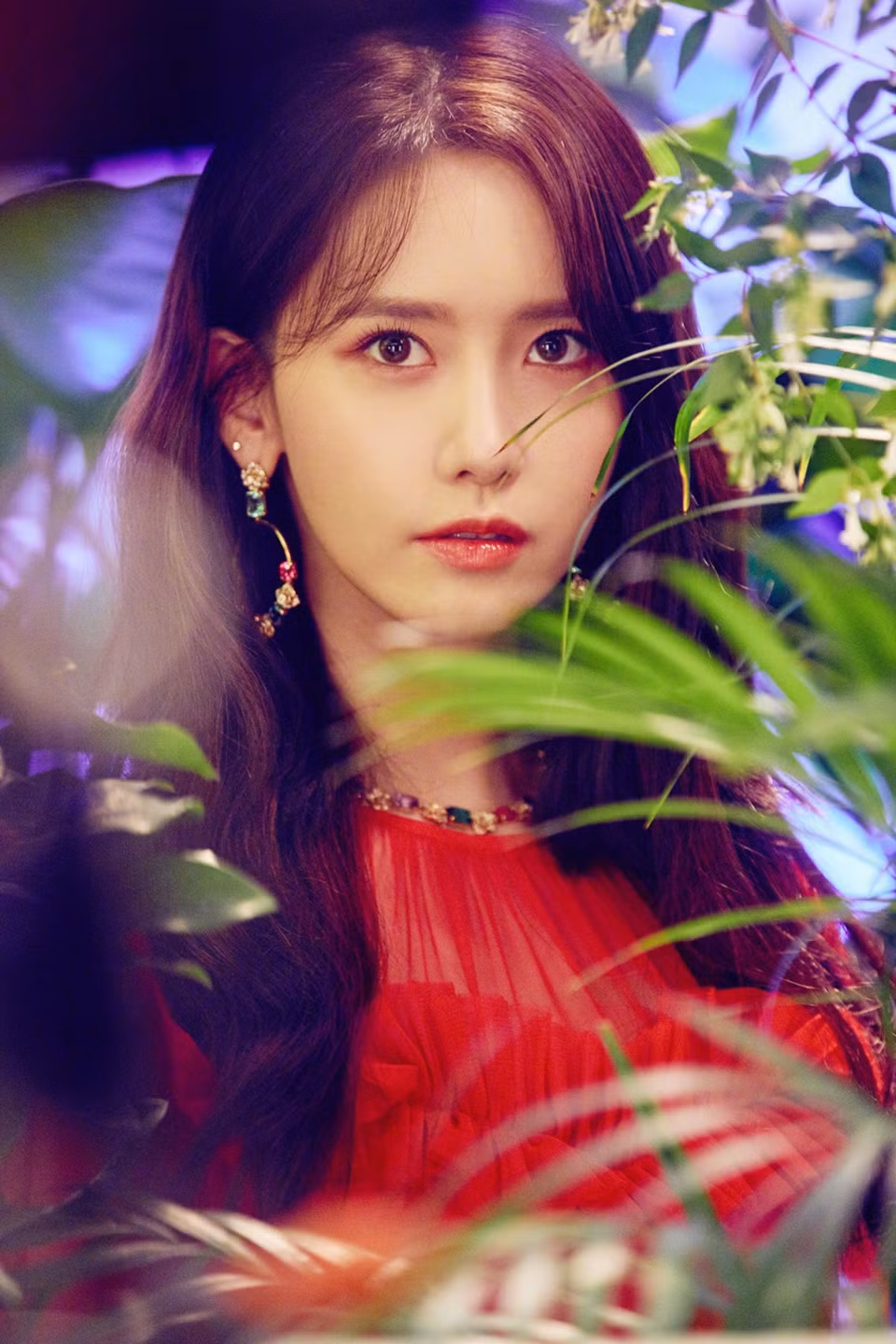 YoonA là nữ thần tượng duy nhất của thế hệ thứ 2 lọt vào bảng xếp hạng. Dù hiện tại cô tập trung đóng phim mà ít hoạt động ca hát nhưng vẻ đẹp của thành viên nhóm SNSD vẫn được đàn em yêu thích.