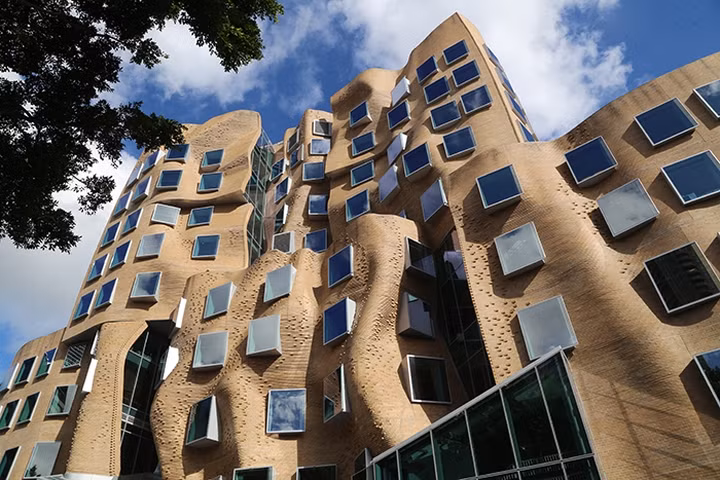 Tòa nhà này nằm trong Đại học Công nghệ Sydney, Australia và được xây dựng từ 320.000 viên gạch làm thủ công.