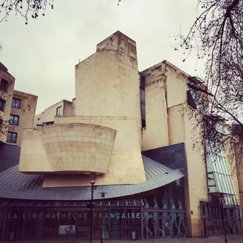 Cinémathèque Française nằm ở Paris là một trong những nơi sở hữu bộ sưu tập lớn nhất thế giới gồm các đồ vật liên quan đến những bộ phim và dĩ nhiên kiến trúc phá cách cũng là một điểm không thể bỏ qua khi nhắc tới của công trình này.