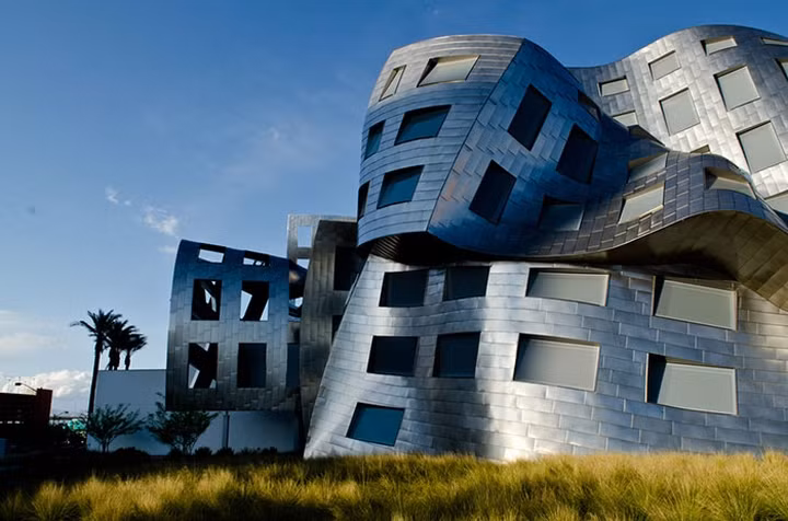 Trung tâm Lou Ruvo nằm ở Las Vegas, Nevada với những tòa nhà uốn lượn này không phải là một viện bảo tàng hay một hội trường hòa nhạc mà một trung tâm về sức khỏe trí não. Lou Ruvo - một doanh nhân từ Las Vegas đau lòng trước cái chết của người cha do căn bệnh Alzheimer đã quyết định thành lập trung tâm này.