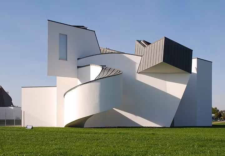 Nằm ở Weil Am Rhein, Đức, Bảo tàng Thiết kế Vitra trưng bày các đồ đạc và các thiết kế nội thất trong nhà. Tuy nhiên, công trình này thu hút nhiều sự chú ý bởi chính thiết kế của nó qua những đường cong phá cách.