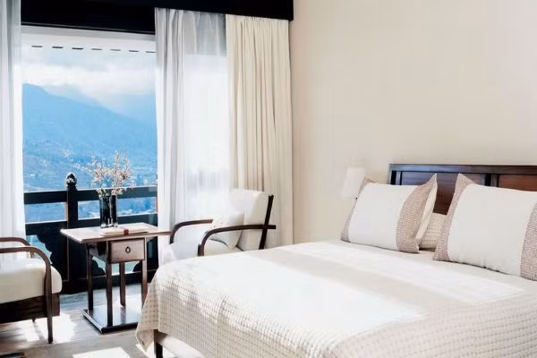 Ban công là nơi lấy không khí và ánh sáng, cũng là nơi để bạn giao lưu với thế giới bên ngoài. Về góc độ phong thủy, ngoài công dụng và thẩm mỹ ra, ban công trong phòng ngủ còn có mối quan hệ chặt chẽ với sức khỏe và vận thế của gia chủ. 