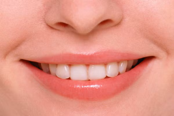 Người có hàm răng trắng đều, chắc khỏe với làn môi hồng luôn là người có sức hút mạnh liệt với người đối diện. Từ góc độ nhân tướng học thì đây là thể hiện những người hiểu biết, tính cách vui vẻ, lạc quan đầy nhiệt huyết.
