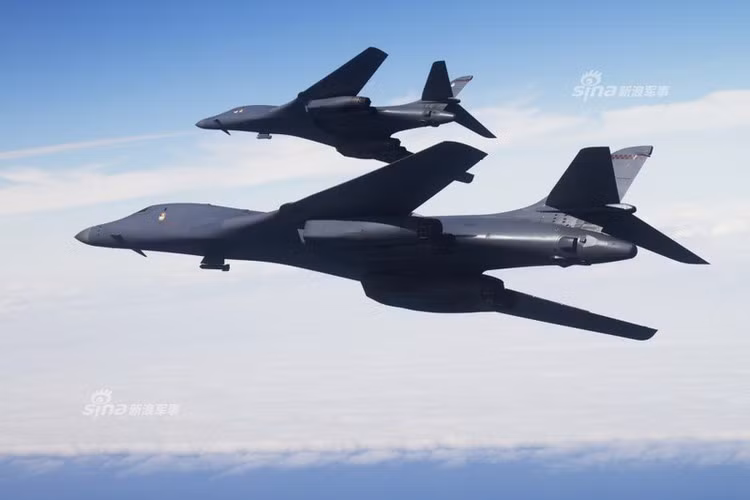 Hãng tin Nga RT cho biết, các tiêm kích Su-27 và Su-30 của không quân nước này đã nhận lệnh xuất kích chặn máy bay ném bom chiến lược B-1B Lancer của Mỹ trên bầu trời Biển Đen và biển Baltic.