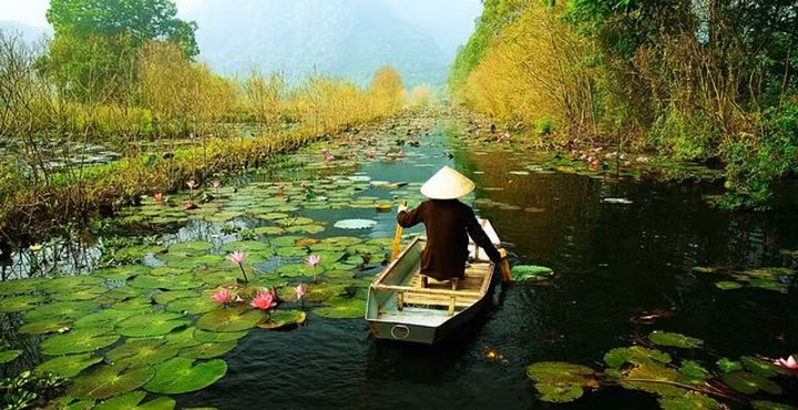 Suối Yến, trong quần thể thắng cảnh Chùa Hương, xã Hương Sơn, huyện Mỹ Đức, Hà Nội.