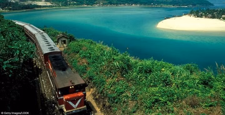 Tuyến đường sắt chạy qua một phần đường bờ biển dài hơn 3.000 km của Việt Nam.