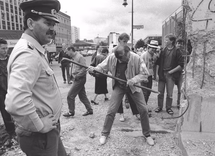 Một người đàn ông dùng búa đập bỏ phần còn lại của trạm kiểm soát Checkpoint Charlie ngày 2/6/1990./.
