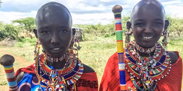  Nền kinh tế của Maasai ngày càng ít phụ thuộc vào nền kinh tế thị trường. Các sản phẩm chăn nuôi được bán cho các nhóm khác ở Kenya để mua hạt giống, quần áo và ngũ cốc. Bò và dê thường được bán để mua đồng phục và đóng học phí cho trẻ em.