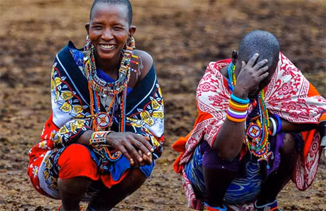 Bên cạnh đó, ngoại hình người Maasai cũng rất đặc biệt, trong khi hầu hết phụ nữ đều để tóc dài thì ở đây họ lại cạo trọc đầu.
