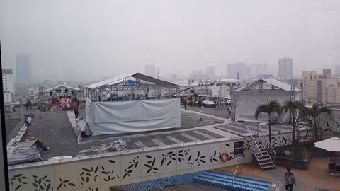 Các kênh truyền thông quốc tế này thường lựa chọn tầng thượng các khách sạn để dựng trường quay di động, ghi hình với hậu cảnh Hà Nội trên cao. Ảnh: Channel A, KBS, CNN, MBC.