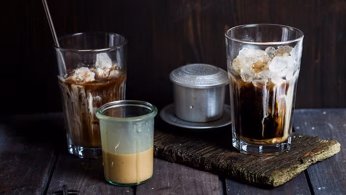  Cà phê Hà Nội đậm đà khó quên: Nhắc tới ẩm thực đường phố Hà Nội, sao có thể bỏ qua những tách cà phê thơm ngon, đậm đà? Đó là thức uống làm đắm say lòng người, níu chân du khách ở lại với Hà Nội nhỏ xinh suốt bao năm qua.