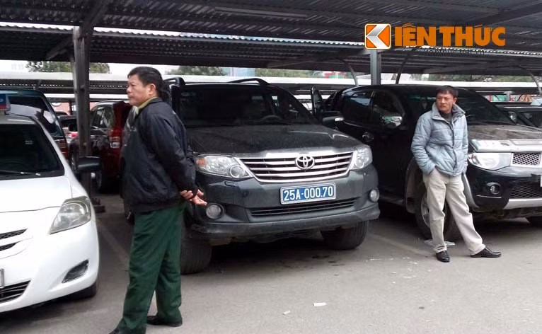 Theo nhân viên trông xe, những chiếc xe biển xanh ngoại tỉnh thường siêu thị mua đồ, đặc biệt là vào thời gian gần Tết.