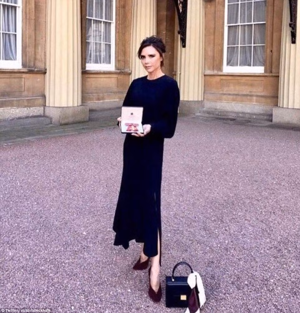 Victoria Beckham chọn một bộ váy đen lịch lãm tới Cung điện Buckingham trong ngày nhận huân chương OBE. (Ảnh: Twitter)