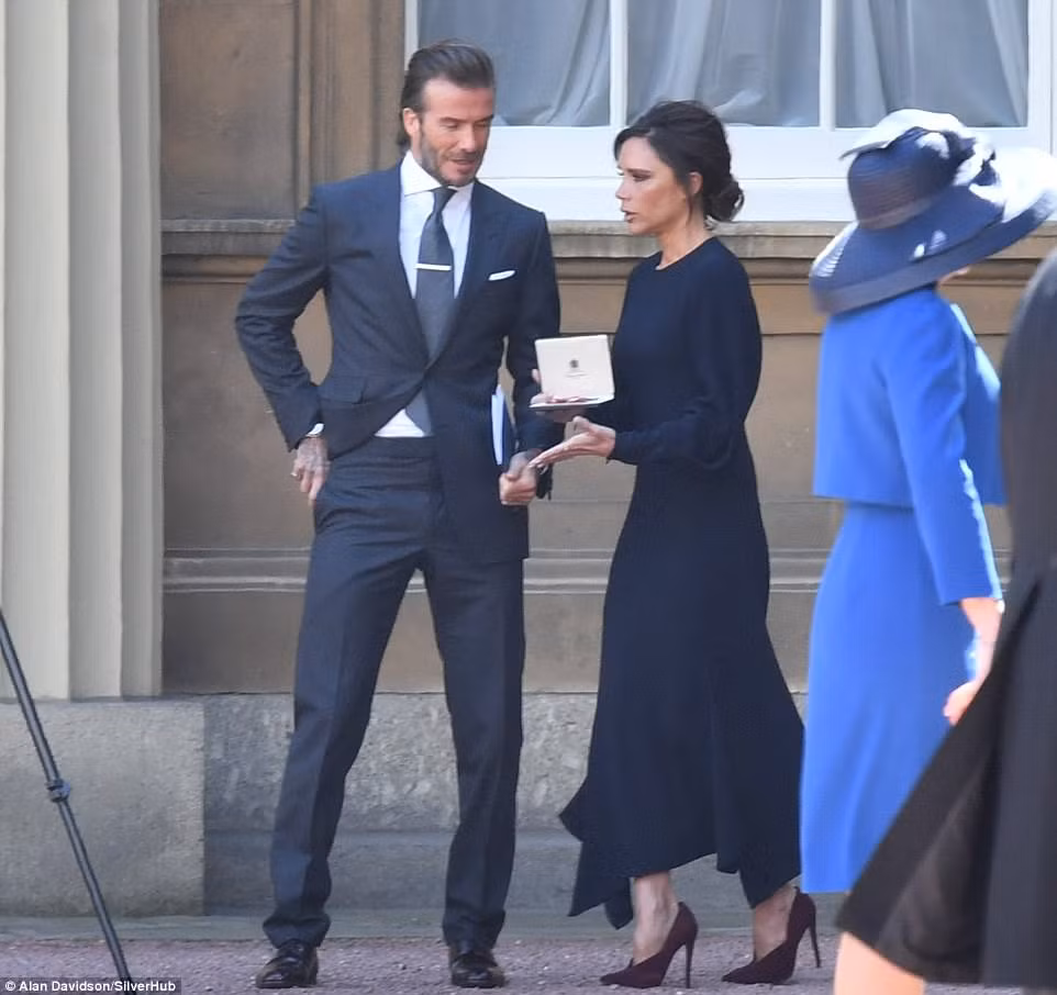 Lễ trao huân chương diễn ra tại Cung điện Buckingham hôm 19/4. Cựu ngôi sao pop vinh dự nhận huân chương của Công tước xứ Cambridge cho đóng góp của cô trong làng thời trang 17 năm qua và trở thành một trong những tên tuổi nhà tạo mẫu nổi tiếng nhất. (Ảnh: Alan Davidson)