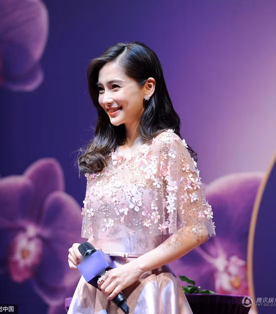 Cũng chính vì thân hình gọn gàng quá nhanh sau sinh mà Angelababy bị dính tin đồn mang thai hộ. Tuy nhiên, nữ diễn viên 28 tuổi đã phủ nhận thông tin này. (Ảnh: QQ)