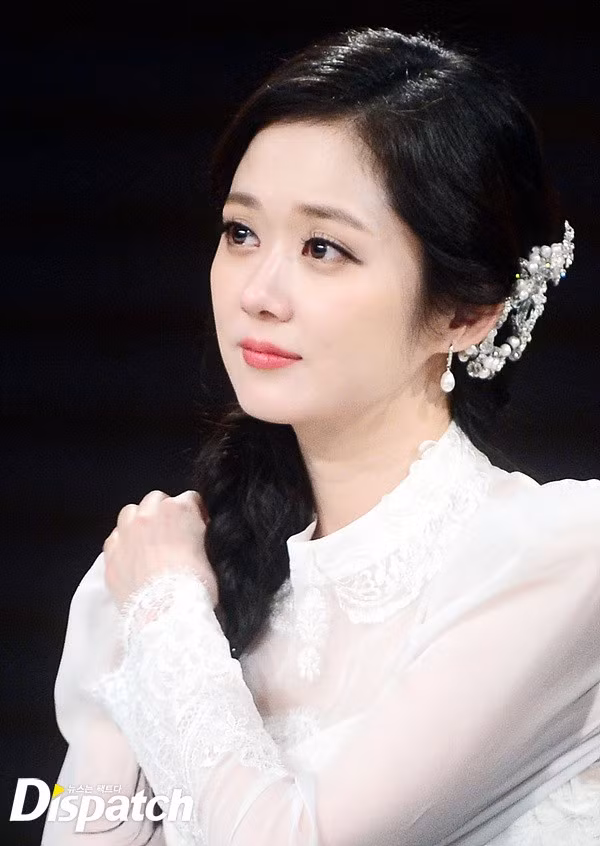 Ngoài làn da, đôi mắt to ngơ ngác cũng là điểm giúp cho Jang Na Ra trẻ hơn so với tuổi thực của mình rất nhiều. (Ảnh: Dispatch)