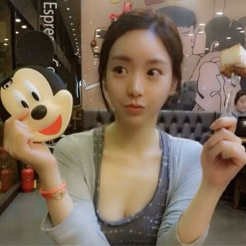 Mới đây Hwang Ha Na còn đăng bức ảnh cô đi chơi với Jaejoong, thành viên nhóm JYJ, bạn của Park Yoochun. Từ bức ảnh này nhiều người cho rằng mối quan hệ của Hwang Ha Na và các thành viên nhóm JYJ, trong đó có Park Yoochun đã có từ lâu chứ không phải là không biết thông tin cô sắp thành cô dâu của Yoochun như cô nói trên mạng xã hội.