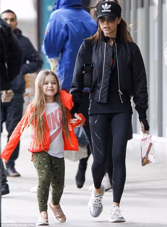 Ngoài ra tên Harper Beckham còn được đăng ký tên thương mại để dùng trong nghành công nghiệp giải trí với mong muốn sẽ nối nghiệp mẹ trở thành ngôi sao ca nhạc. Một chuyên gia về tài sản trí tuệ cho biết chưa có tiền lệ việc đăng ký tên thương mại cho một em bé năm tuổi như vậy. (Ảnh: FameFlynet)