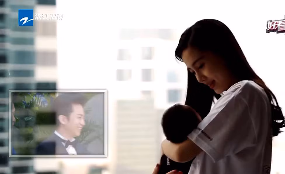 Angelababy lan dau khoe con trai moi sinh