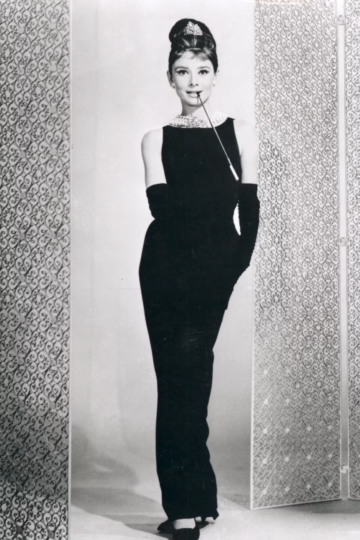 Chiếc váy đen dài, ôm sát của Givenchy mà Audrey Hepburn mặc trong phim Breakfast At Tiffany đã trở thành biểu tượng thời trang. Chiếc váy đã được nhà mẫu Givenchy bán đấu giá gây quỹ từ thiện vào năm 2006 và bán được 900.000 USD.