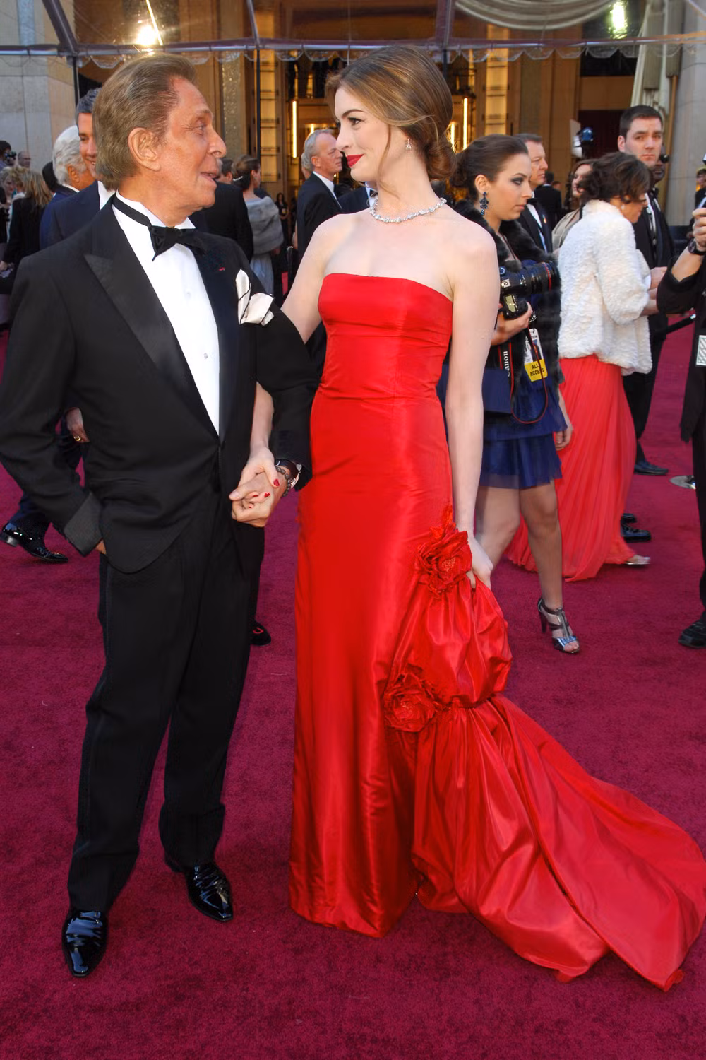 Chiếc váy màu đỏ Anne Hathaway mặc đi dự Oscar cùng chồng năm 2011 là của Valentino, giá tới 80.000 USD. Đây là một trong những chiếc váy đắt nhất mà ngôi sao Hollywood từng mặc.