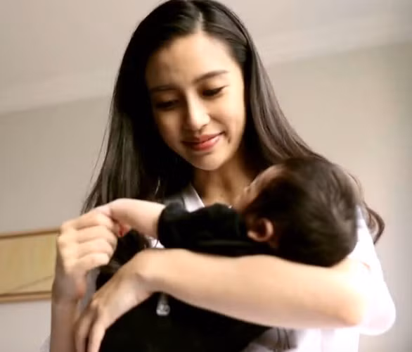 Khán giả được xem cảnh Angelababy chăm con đúng chất một bà mẹ bỉm sữa trong video mà ê kíp Running Man chia sẻ. (Ảnh: QQ)