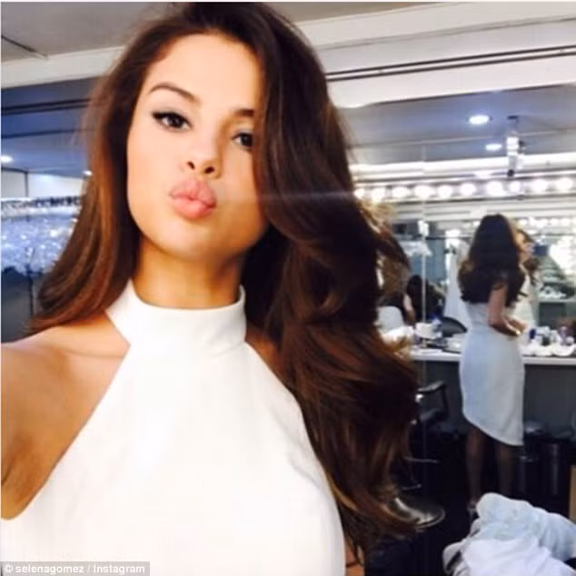 Selena Gomez được cho là hợp với kiểu tóc dài uốn xoăn hơn bởi khuôn mặt cô ngắn. (Ảnh: Instagram)