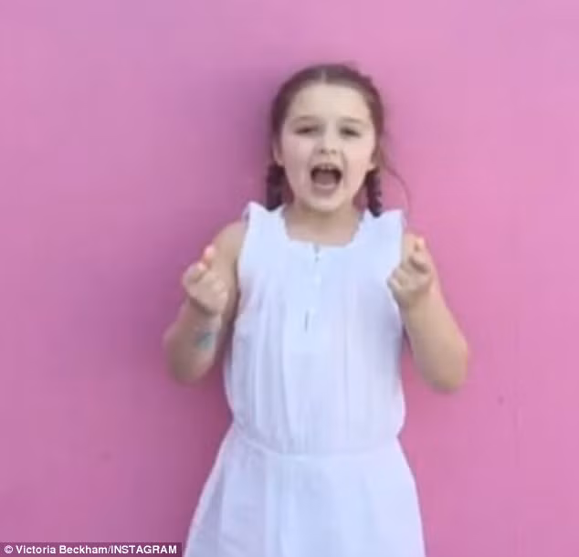 Sáng ngày 17/4, ngày sinh nhật lần thứ 43 của Victoria Beckham, con gái út Harper đã gửi tặng mẹ một clip bé hát bài Happy Birthday rất ngọt ngào và đáng yêu. (Ảnh: Instagram)