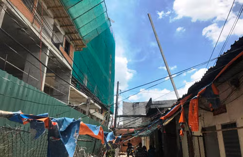 Vụ việc xảy ra vào sáng ngày 24/8 khi 1 ống thép dài khoảng 6m từ tầng 9 công trình rơi xuống, xuyên thủng mái tôn, cửa sổ và cắm vào căn nhà trọ của người phụ nữ đang ngủ cùng con nhỏ trên võng.