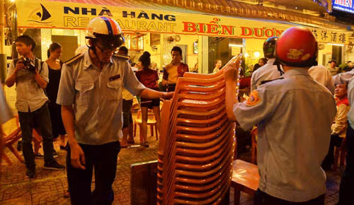 Ong Doan Ngoc Hai chi dao xu phat nha hang cua me vo-Hinh-2