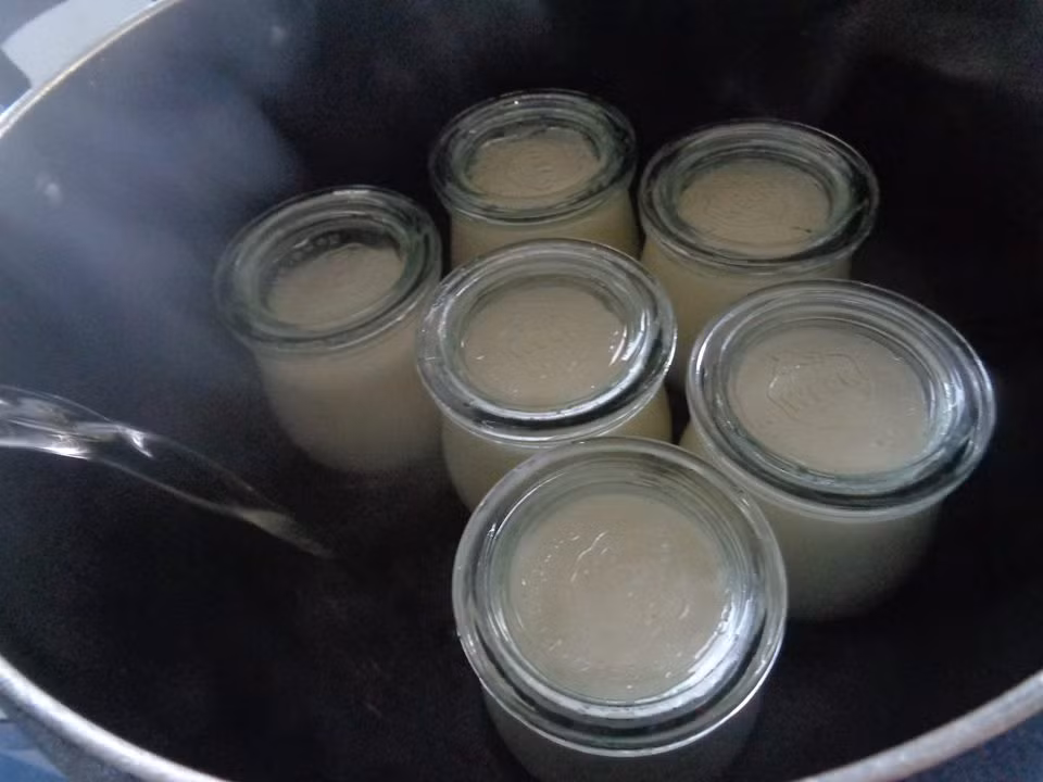 Nước dùng được ủ sữa chua cần được pha theo tỷ lệ 6 nóng: 4 lạnh. 