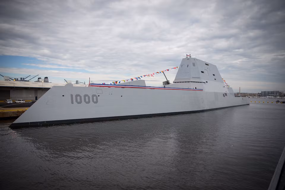 Trong khi đó các khu trục hạm Zumwalt lại có thiết kế tàng hình gần như hoàn toàn, bao gồm cả hệ thống pháo được đặt trong lớp vỏ có cấu tạo chống phản xạ sóng radar. Nguồn ảnh: BI.