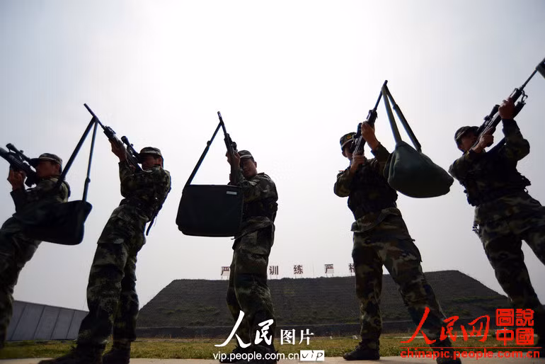 Bài tập giữ súng bằng tay với một túi cát "tăng lực". Nguồn ảnh: Chinapic.