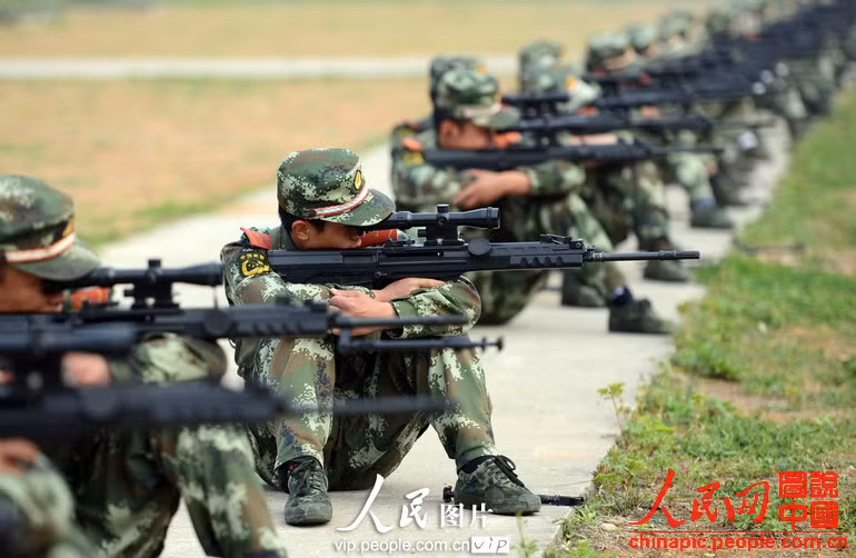 Tư thế ngồi bắn của lực lượng bắn tỉa khác hoàn toàn so với tư thế ngồi bắn của bộ binh thông thường. Nguồn ảnh: Chinapic.