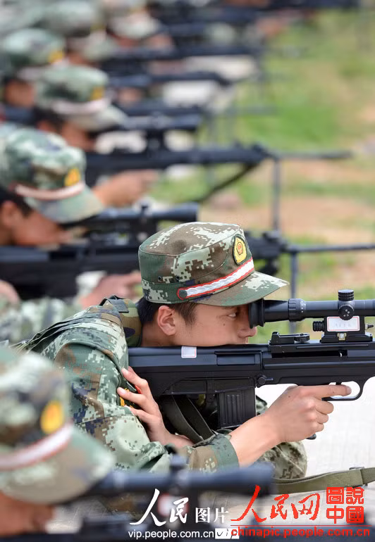 Các kỹ năng "tì vai, áp má, nín thở, bóp cò" trong lực lượng bắn tỉa đều được nâng lên một tầm cao mới so với các kỹ năng bắn súng của lực lượng bộ binh. Nguồn ảnh: Chinapic.
