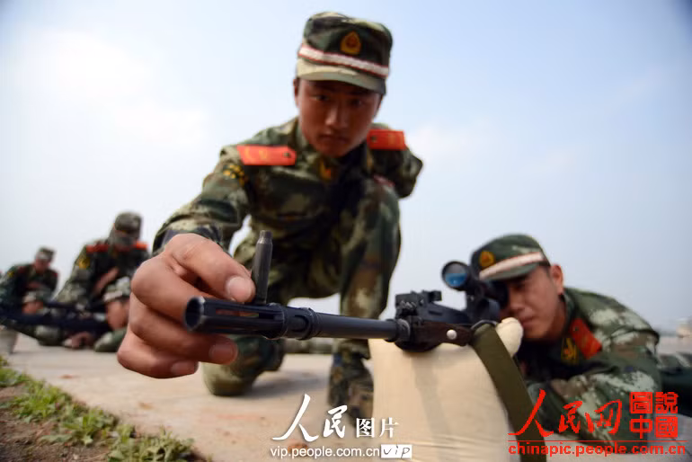Kỹ thuật huấn luyện lính bắn tỉa thường thấy của Trung Quốc đó là đặt vỏ đạn lên mũi súng bắn tỉa để xạ thủ học được cách giữ cho súng cố định. Nguồn ảnh: Chinapic.