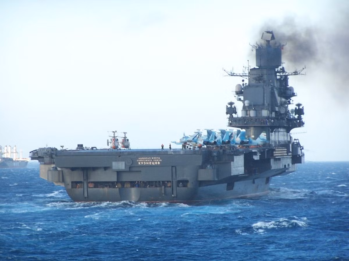 Trước khi được nâng cấp, tàu sân bay Đô đốc Kuznetsov từng tham gia các hoạt động quân sự của Nga tại Syria, tuy nhiên chính thành tích chiến đấu yếu kém của Đô đốc Kuznetsov tại đây đã buộc Bộ Quốc phòng Nga rút tàu sân bay này về nước và đẩy thời gian nâng cấp lên trước thời hạn. Nguồn ảnh: Defense.