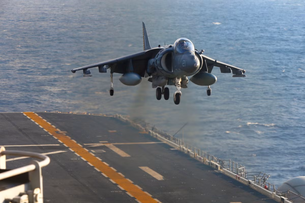 Hồi năm 2016, Không quân Thuỷ quân Lục chiến Mỹ đã đưa cùng lúc 23 chiếc F/A-18 Hornet tới bãi rác máy bay ở Arizona để "dọn chỗ" sẵn cho những chiếc F-35B đầu tiên. Tuy nhiên kể từ đó tới nay, Không quân Thuỷ quân Lục chiến Mỹ chưa tổ chức thêm được một đợt "ra bãi" nào đáng kể. Nguồn ảnh: Aviation.