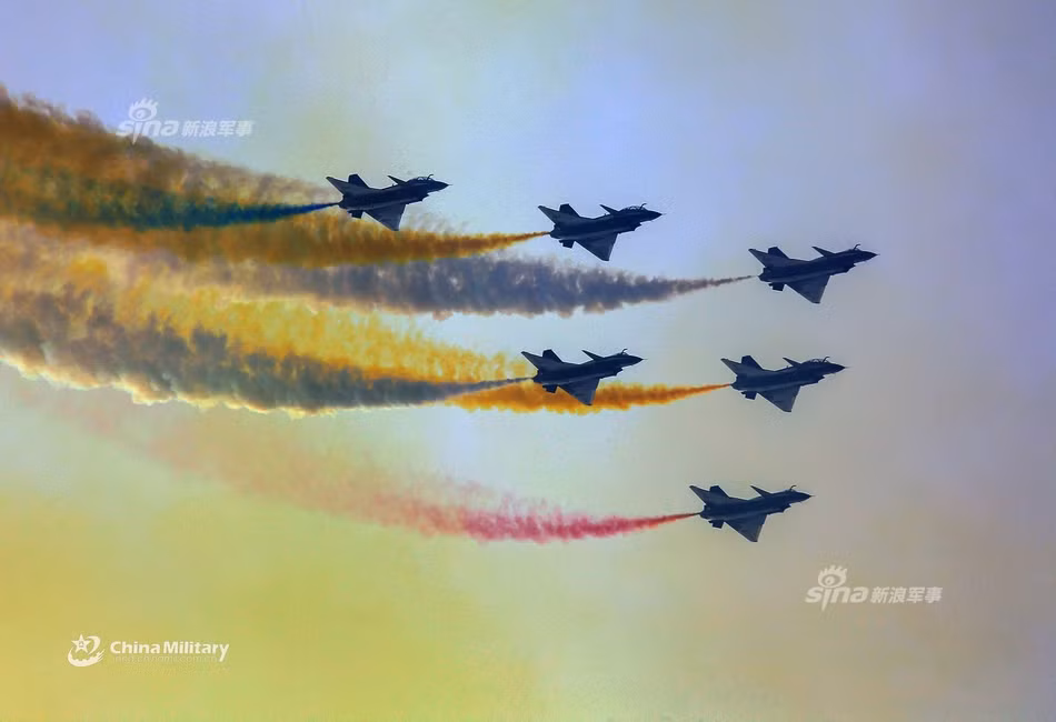 Chiến đấu cơ Chengdu J-10 (hay còn có tên Hán Việt là Tiêm-10) có tên NATO là "Chim Lửa" đã thực hiện chuyến bay thử nghiệm đầu tiên vào năm 1998 và được đưa vào sản xuất hàng loạt từ năm 2006 tới nay. Nguồn ảnh: Sina.