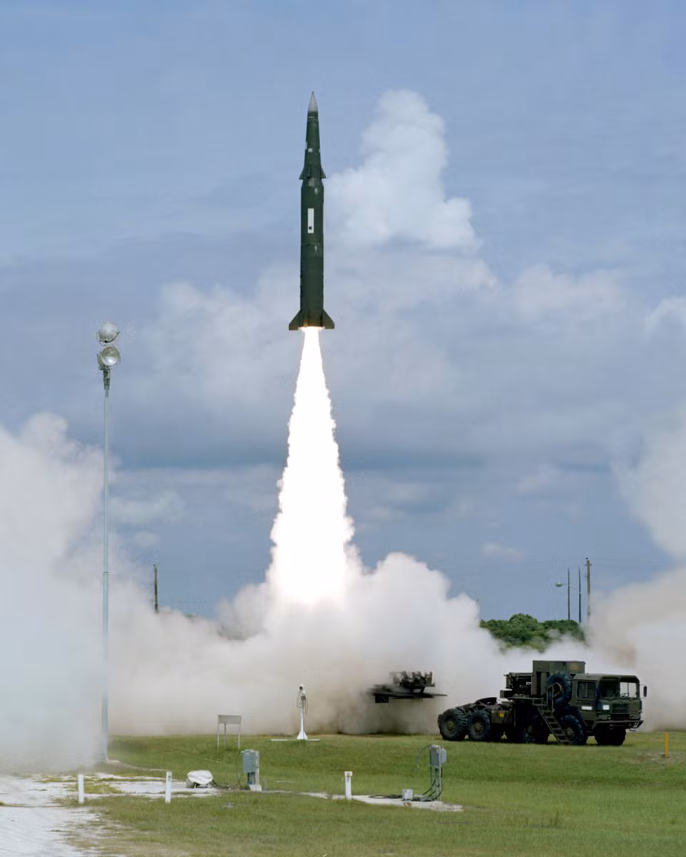Nhà phân tích Collins lập luận tên lửa Pershing II được chế tạo vào đầu những năm 1980 nên công nghệ của nó không quá lạc hậu so với hiện tại, chỉ cần cập nhật công nghệ dẫn hướng mới sẽ có ngay một vũ khí đáng gờm. Ảnh: US Army.