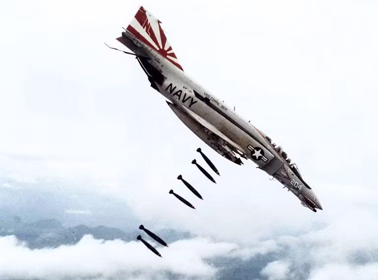 Với loại chiến đấu cơ đa năng, vị trí đứng đầu chắc chắn thuộc về F-4 Phantom II – loại chiến đấu cơ dễ nhận ra nhất của Mỹ trong Chiến tranh Việt Nam và cũng là loại chiến đấu cơ bị… bắn rơi nhiều nhất trong cuộc chiến này. Nguồn ảnh: Flickr.