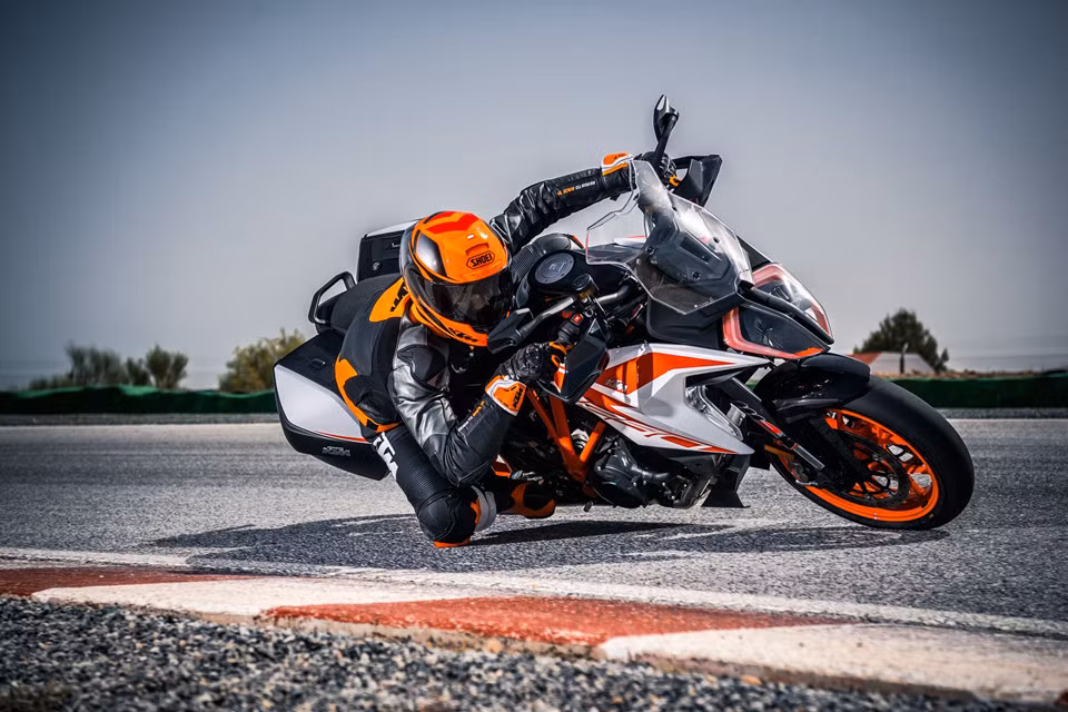 Vẫn mang cùng động cơ V-twin LC8 góc nghiêng 75 độ dung tích 1.301 cc, Super Duke GT 2019 trang bị hộp số nâng cấp, van nạp mới và động cơ được tinh chỉnh, tạo ra công suất 175 mã lực và mô men xoắn 141 Nm.