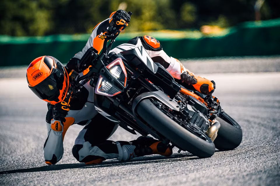 Hai mẫu xe đầu bảng của KTM sẽ được nâng cấp trong năm 2019, bao gồm mẫu nakedbike thể thao KTM 1290 Super Duke R 2019 và mẫu adventure 1290 Super Duke GT.