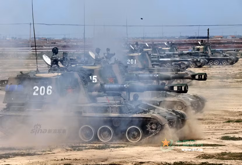 Type 83 có trọng lượng tổng cộng chỉ 30 tấn và sở hữu một khẩu pháo cỡ nòng 152mm với chiều dài nòng bằng 27 lần đường kính nòng. Tầm bắn tối đa của Type 83 tuỳ từng loại đạn có thể đạt từ 17,2 tới 22 km. Nguồn ảnh: Sina.