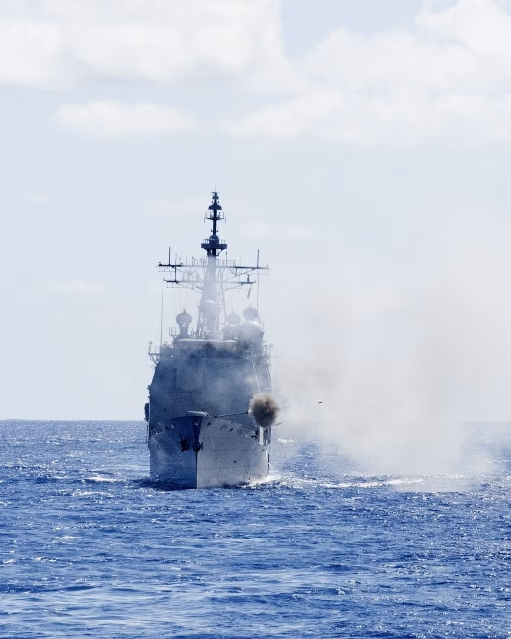 USS Antietam được trang bị 122 ống phóng thẳng đứng Mk41 VLS cho phép triển khai đa dạng nhiều loại tên lửa từ đối không, đối đất tới chống tàu ngầm. Nguồn ảnh: Mil.